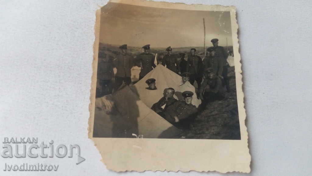 Photo Soldiers set up tents