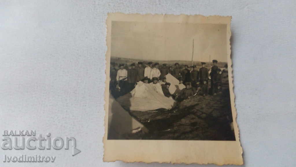 Photo Soldiers set up tents