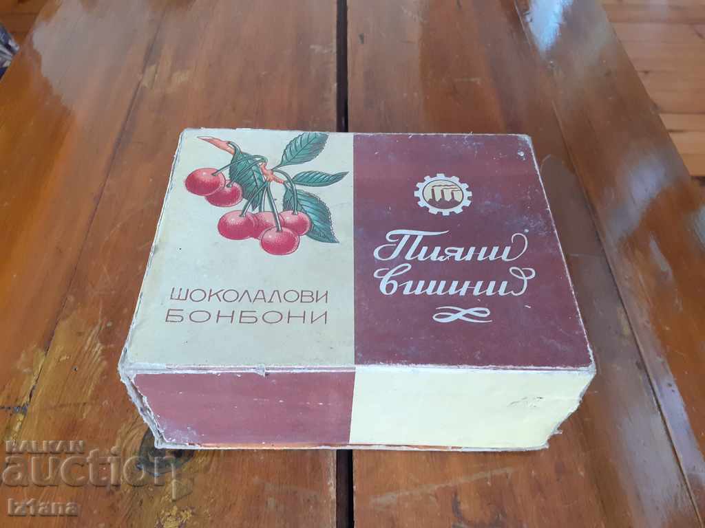 Παλιό κουτί με σοκολάτες μεθυσμένα κεράσια με τιμή 10.00 BGN | € 5.11 Παλιό κουτί με σοκολάτες μεθυσμένα κεράσια με τιμή 10.00 BGN | € 5.11