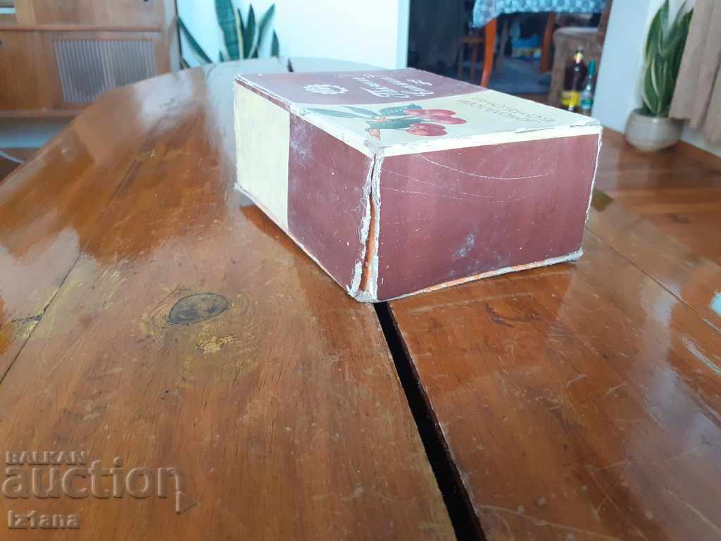 Δημοπρασία Παλιό κουτί με σοκολάτες μεθυσμένα κεράσια Δημοπρασία Παλιό κουτί με σοκολάτες μεθυσμένα κεράσια