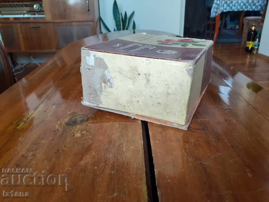 Παράδοση Παλιό κουτί με σοκολάτες μεθυσμένα κεράσια Παράδοση Παλιό κουτί με σοκολάτες μεθυσμένα κεράσια