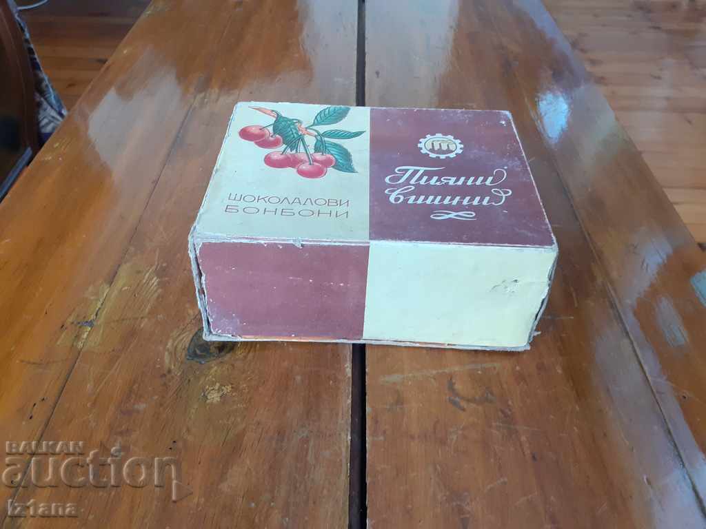 Стара кутия от Шоколадови бонбони Пияни Вишни