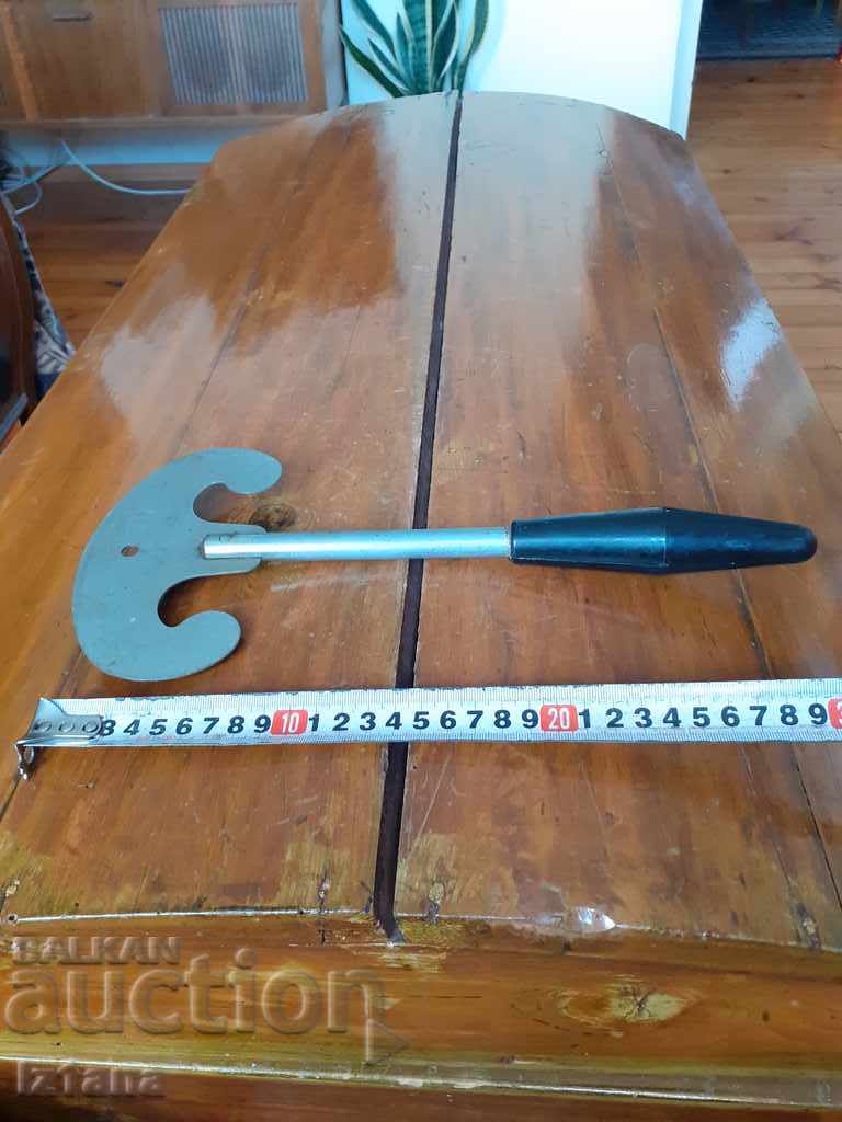 Instrument de bucătărie vechi cu preț 20.00 BGN | € 10.23