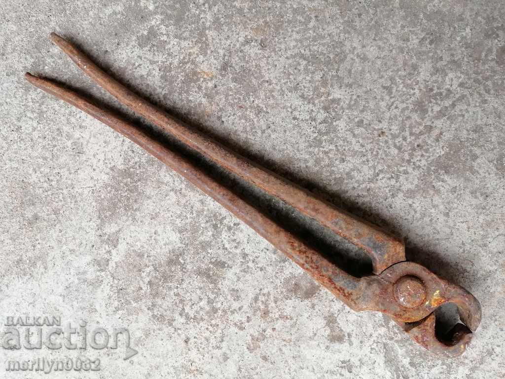 Auction Old blacksmith's tongs, shingles, wrought iron Auction Old blacksmith's tongs, shingles, wrought iron
