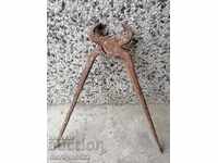 Clești vechi de fierar, șindrilă, fier forjat