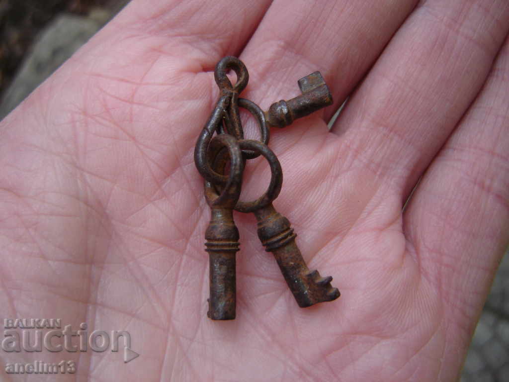 Auction  LOT OLD KEYS KEY LOCK LOCK LOCK