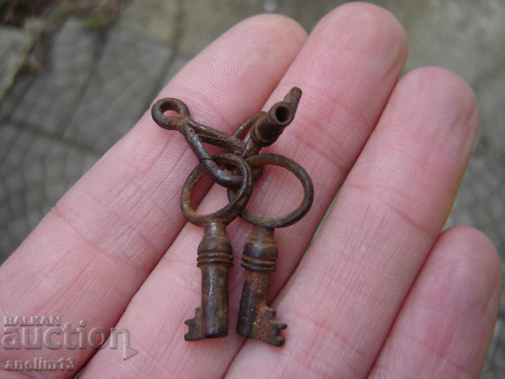 Delivery of LOT OLD KEYS KEY LOCK LOCK LOCK