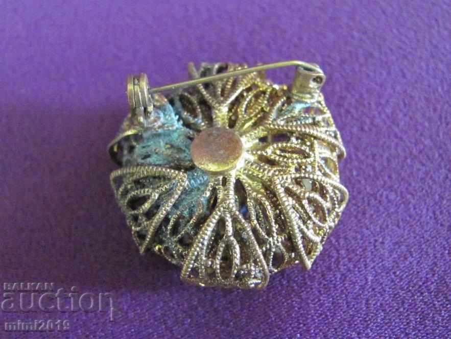 Delivery of Vintage Women's Brooch Delivery of Vintage Women's Brooch