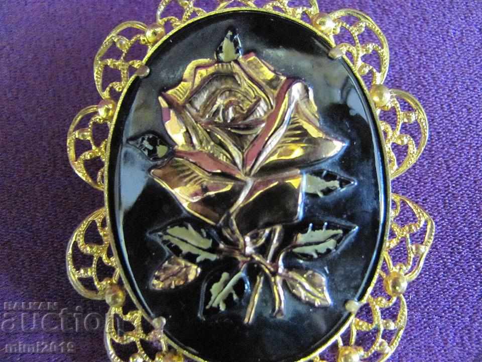 Delivery of Vintage Women's Brooch Delivery of Vintage Women's Brooch