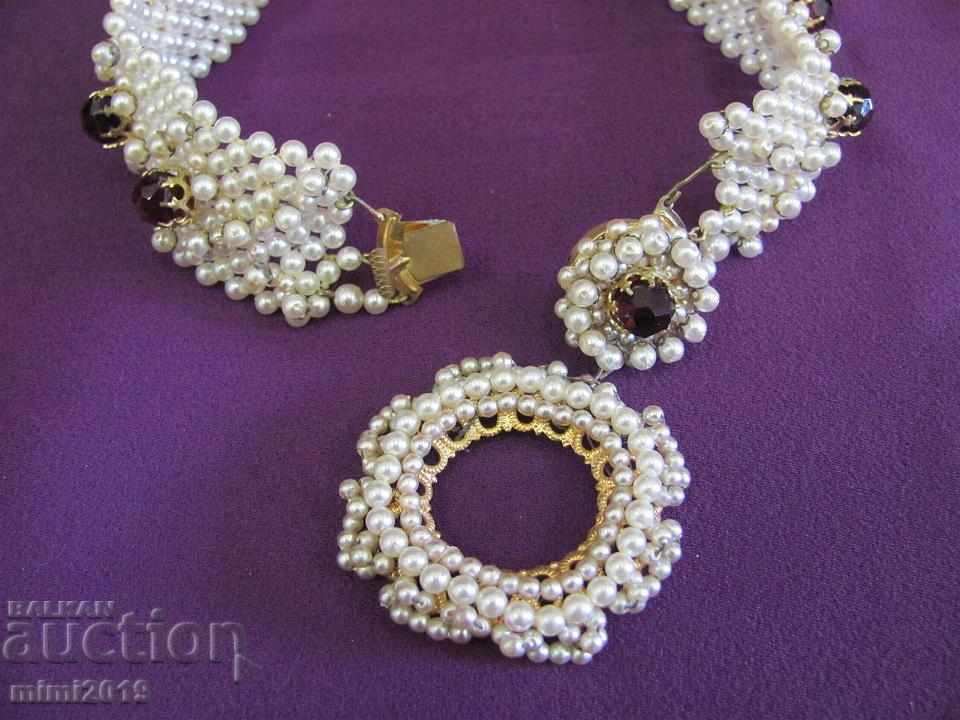 Delivery of Vintage Women's Necklace Delivery of Vintage Women's Necklace