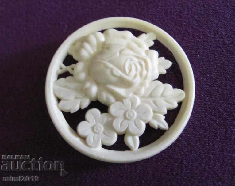 30s Vintage Women's Bakelite Brooch with price 30.00 BGN | € 15.34 30s Vintage Women's Bakelite Brooch with price 30.00 BGN | € 15.34