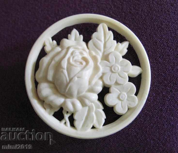 Auction 30s Vintage Women's Bakelite Brooch Auction 30s Vintage Women's Bakelite Brooch