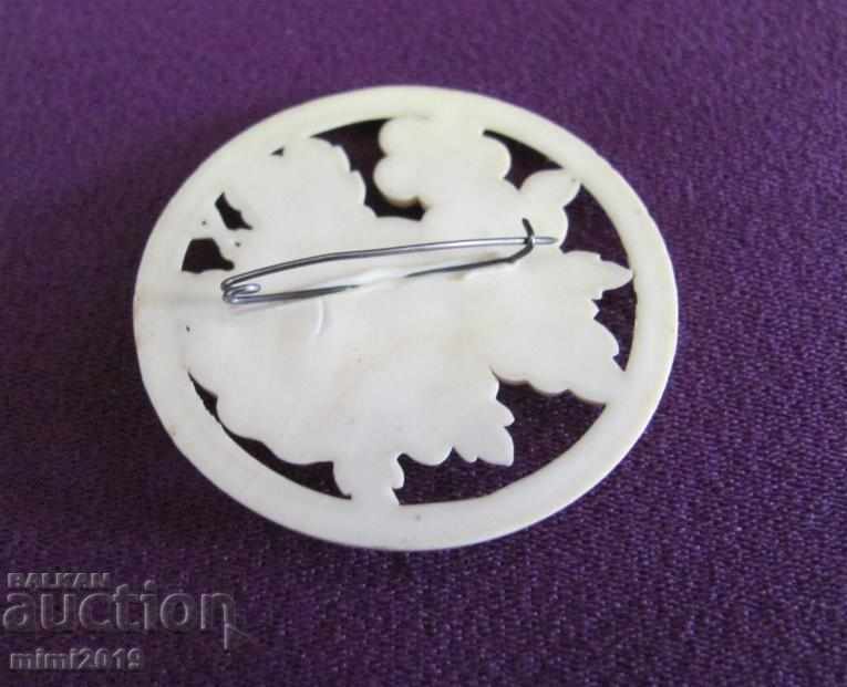 Delivery of 30s Vintage Women's Bakelite Brooch Delivery of 30s Vintage Women's Bakelite Brooch