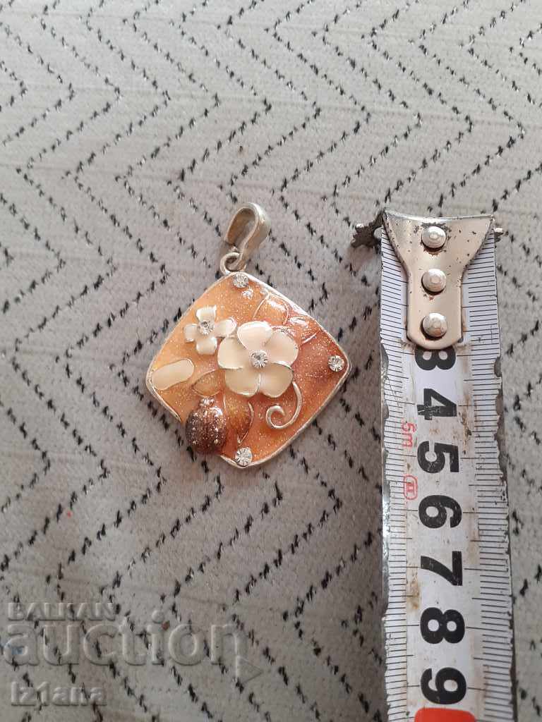 Old brooch with price 10.00 BGN | € 5.11