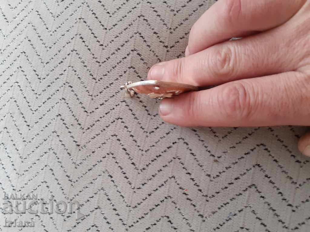 Delivery of Old brooch