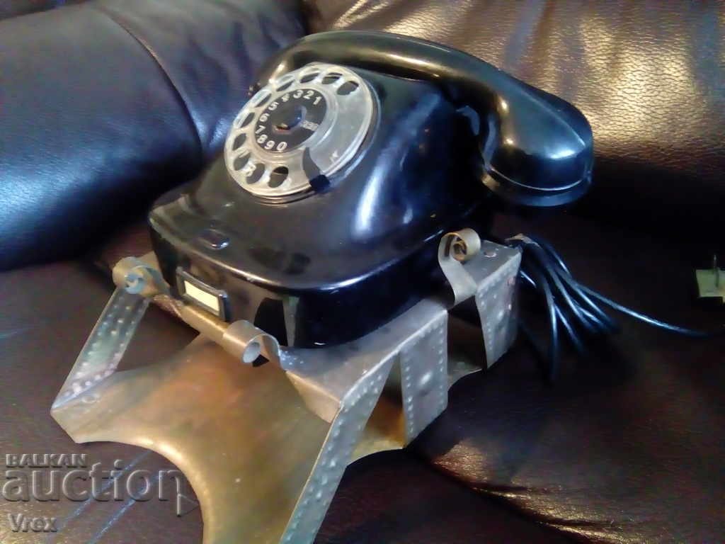 Παράδοση Παλιό τηλέφωνο με βάση από σφυρήλατο σίδερο Παράδοση Παλιό τηλέφωνο με βάση από σφυρήλατο σίδερο