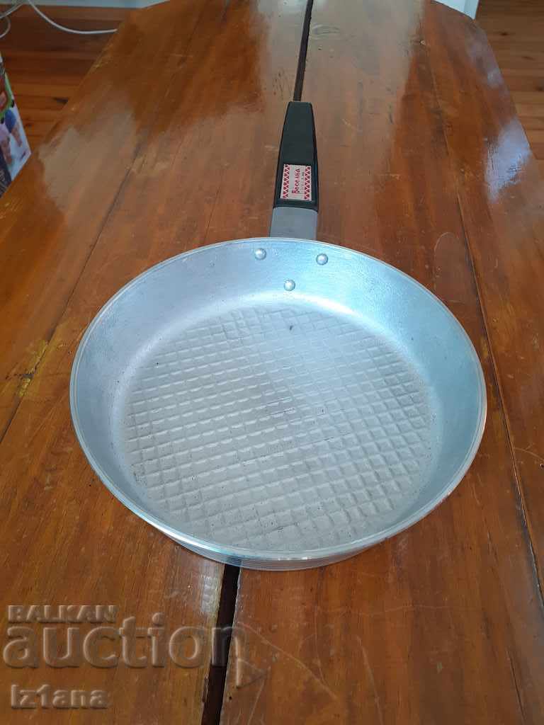 Tigaie veche din aluminiu Veselka cu preț 40.00 BGN | € 20.45 Tigaie veche din aluminiu Veselka cu preț 40.00 BGN | € 20.45
