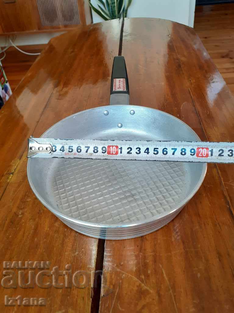 Licitație Tigaie veche din aluminiu Veselka Licitație Tigaie veche din aluminiu Veselka