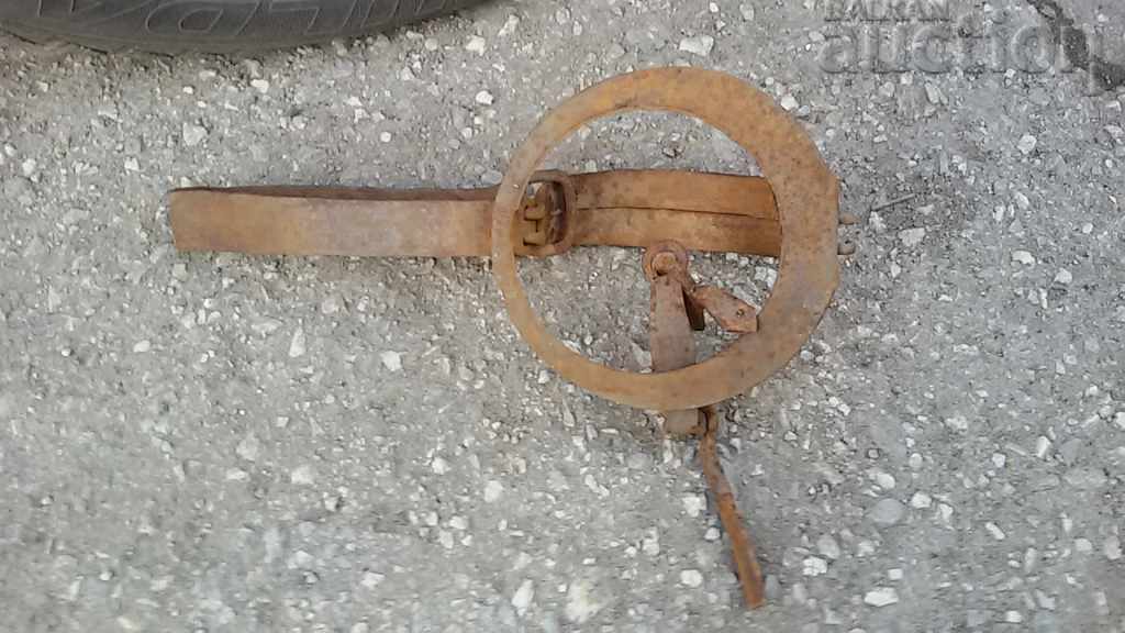 Licitație capcană antică din fier forjat Licitație capcană antică din fier forjat