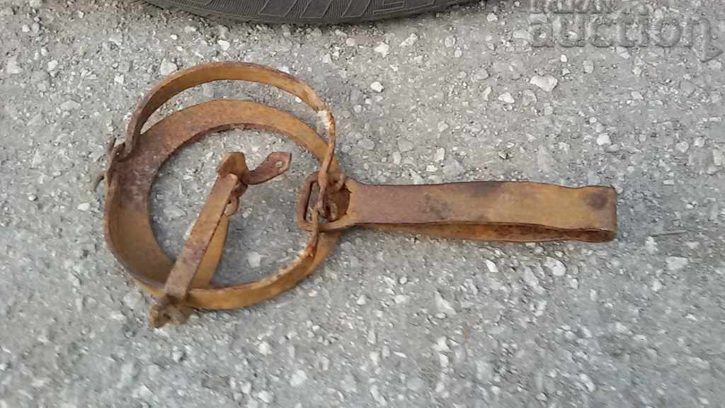 Livrarea capcană antică din fier forjat Livrarea capcană antică din fier forjat