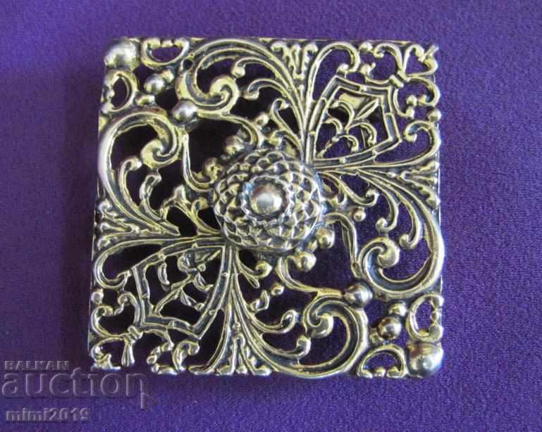 3 pcs. Old Qatari bronze and porcelain with price 70.00 BGN | € 35.79 3 pcs. Old Qatari bronze and porcelain with price 70.00 BGN | € 35.79