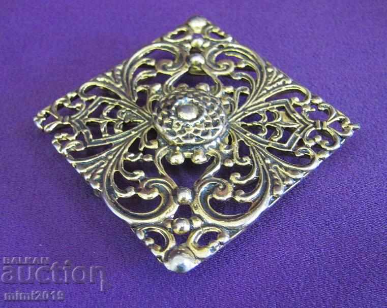 Auction 3 pcs. Old Qatari bronze and porcelain Auction 3 pcs. Old Qatari bronze and porcelain