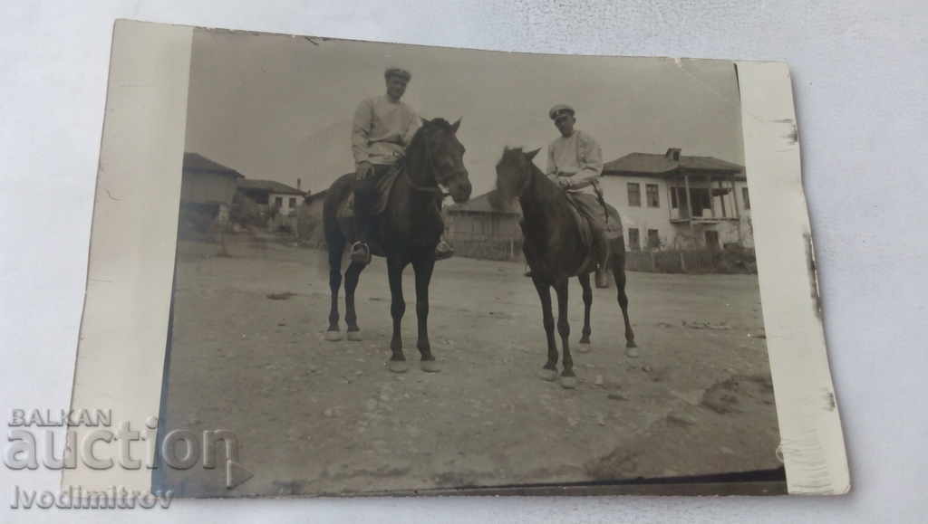 Φωτογραφία Δύο στρατιώτες σε άλογα