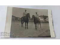 Foto Doi soldați pe cai