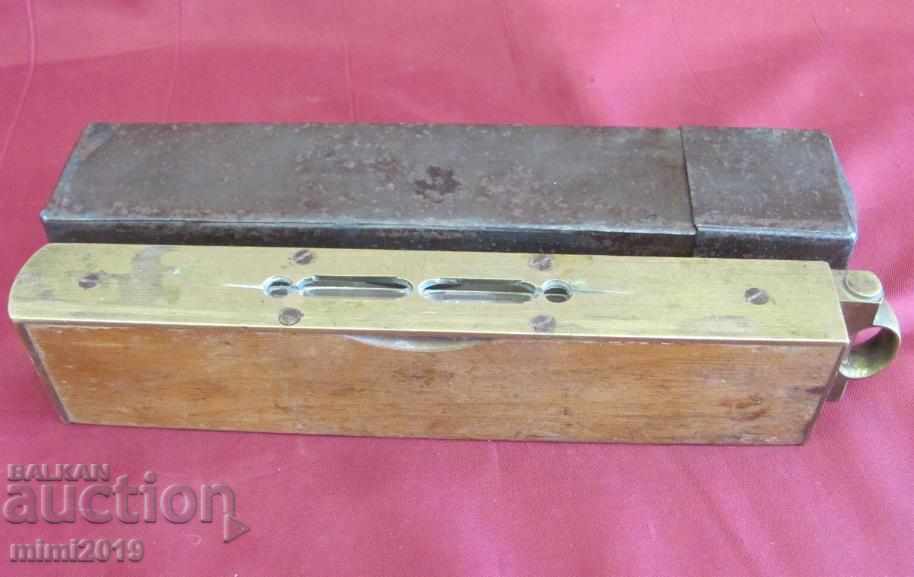 19th century Building level bronze and wood with price 300.00 BGN | € 153.39 19th century Building level bronze and wood with price 300.00 BGN | € 153.39