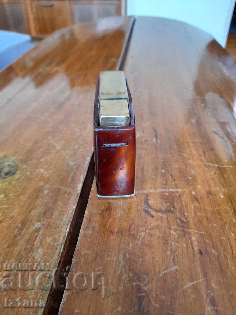 Ένας παλιός αναπτήρας με τιμή 22.00 BGN | € 11.25 Ένας παλιός αναπτήρας με τιμή 22.00 BGN | € 11.25