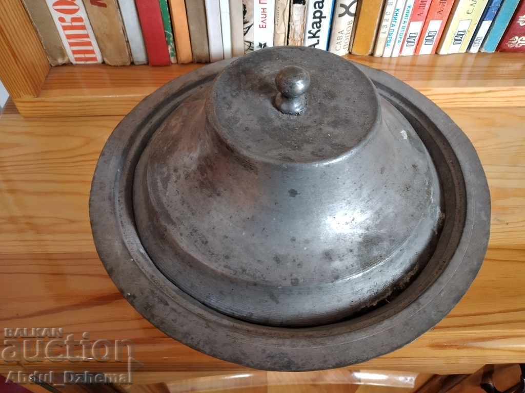 Παλιό χάλκινο σκεύος με καπάκι με τιμή € 20.00 | 39.12 BGN