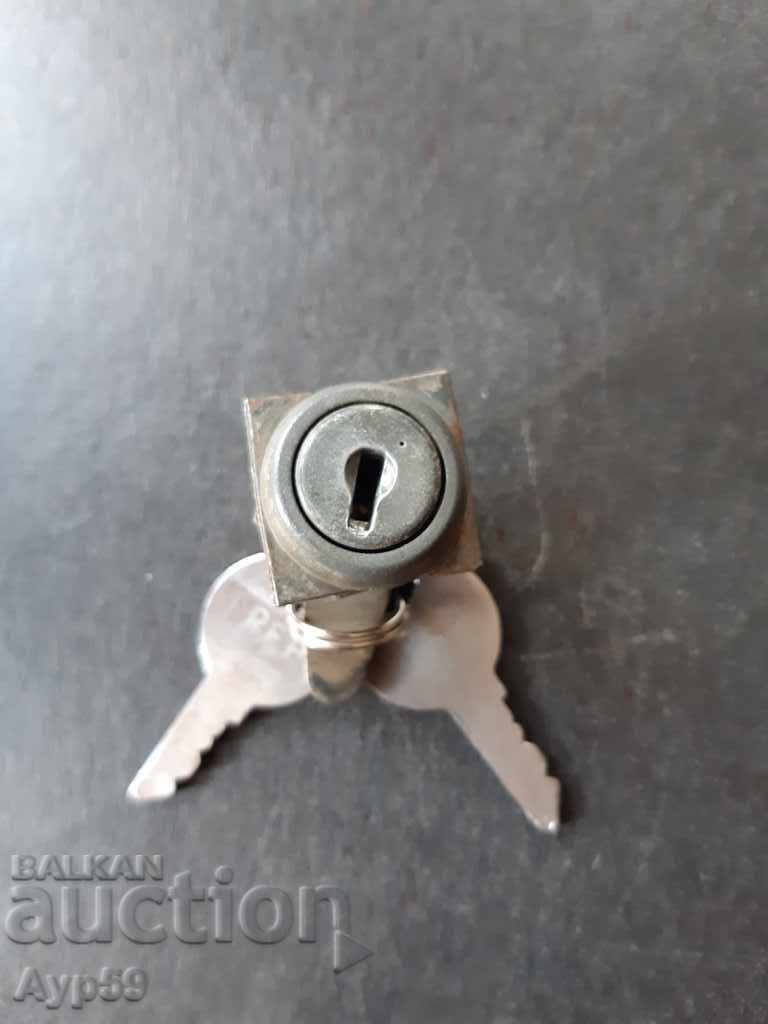 OLD LITTLE KEY WITH TWO KEYS.
