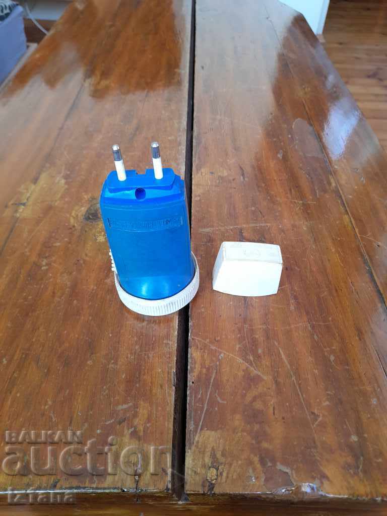 Old battery-powered flashlight Electronics - 6