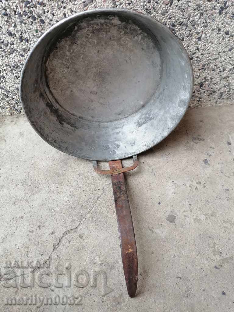 Auction An old copper pan, a baker, a tray, a copper pot Auction An old copper pan, a baker, a tray, a copper pot