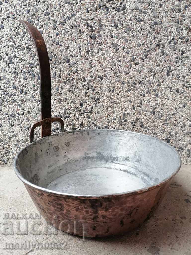 Delivery of An old copper pan, a baker, a tray, a copper pot Delivery of An old copper pan, a baker, a tray, a copper pot