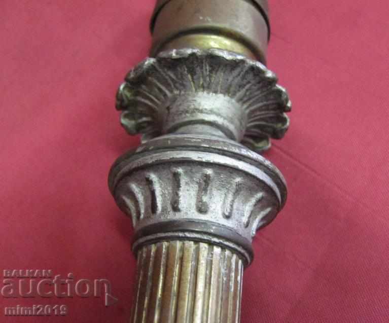 Παράδοση Μεταλλικό κηροπήγιο του 19ου αιώνα με κλειδί πορσελάνης και σχήμα Παράδοση Μεταλλικό κηροπήγιο του 19ου αιώνα με κλειδί πορσελάνης και σχήμα