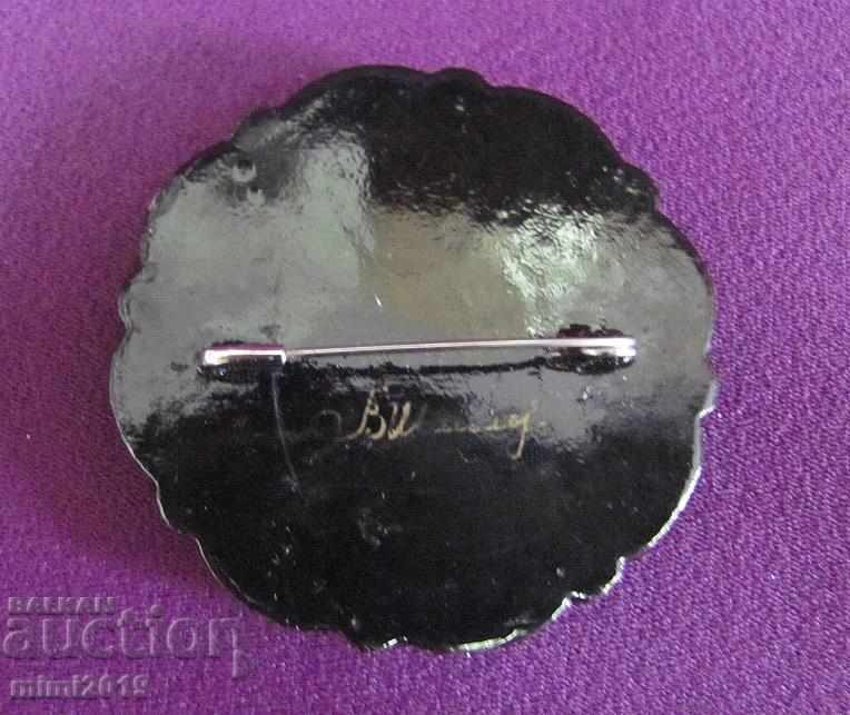 Auction Vintage Russian Brooch Type Fedoskino signed Auction Vintage Russian Brooch Type Fedoskino signed