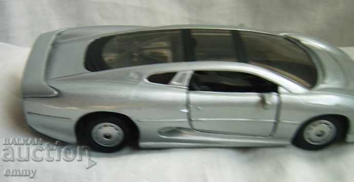 Delivery of Maisto Jaguar XJ220 Jaguar stroller toy model metal 1:40 Delivery of Maisto Jaguar XJ220 Jaguar stroller toy model metal 1:40