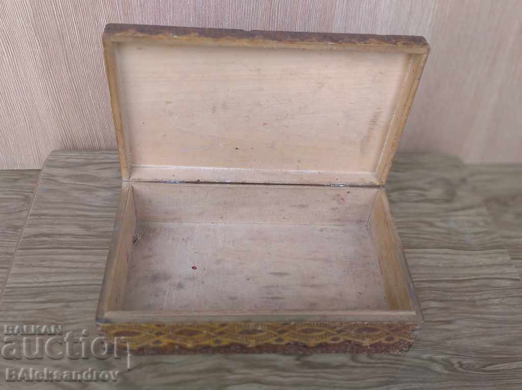 Пирографирана дървена кутия с цена 12.00 лв. | € 6.14 Пирографирана дървена кутия с цена 12.00 лв. | € 6.14