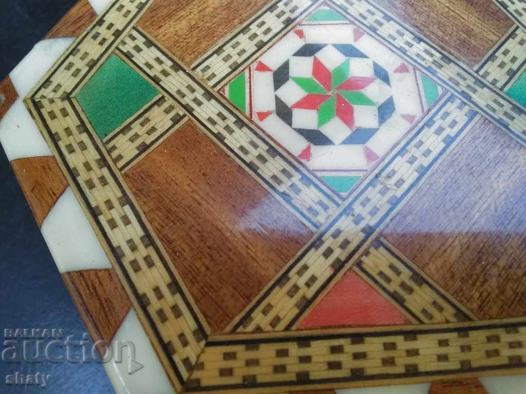 Cutie veche din lemn. Masa de toaleta din lemn. cu preț 30.00 BGN | € 15.34 Cutie veche din lemn. Masa de toaleta din lemn. cu preț 30.00 BGN | € 15.34