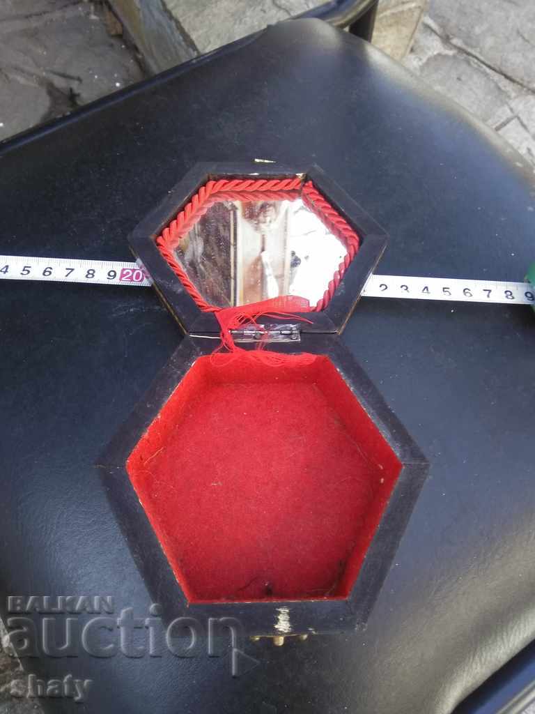 Licitație Cutie veche din lemn. Masa de toaleta din lemn. Licitație Cutie veche din lemn. Masa de toaleta din lemn.