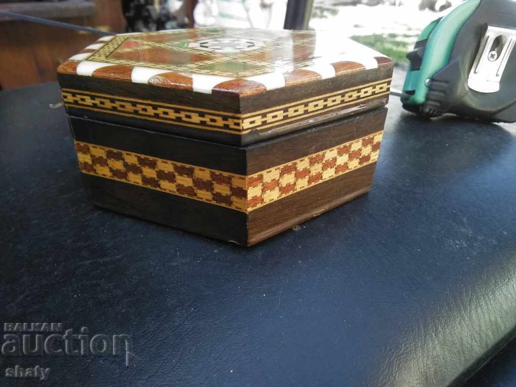 Livrarea Cutie veche din lemn. Masa de toaleta din lemn. Livrarea Cutie veche din lemn. Masa de toaleta din lemn.