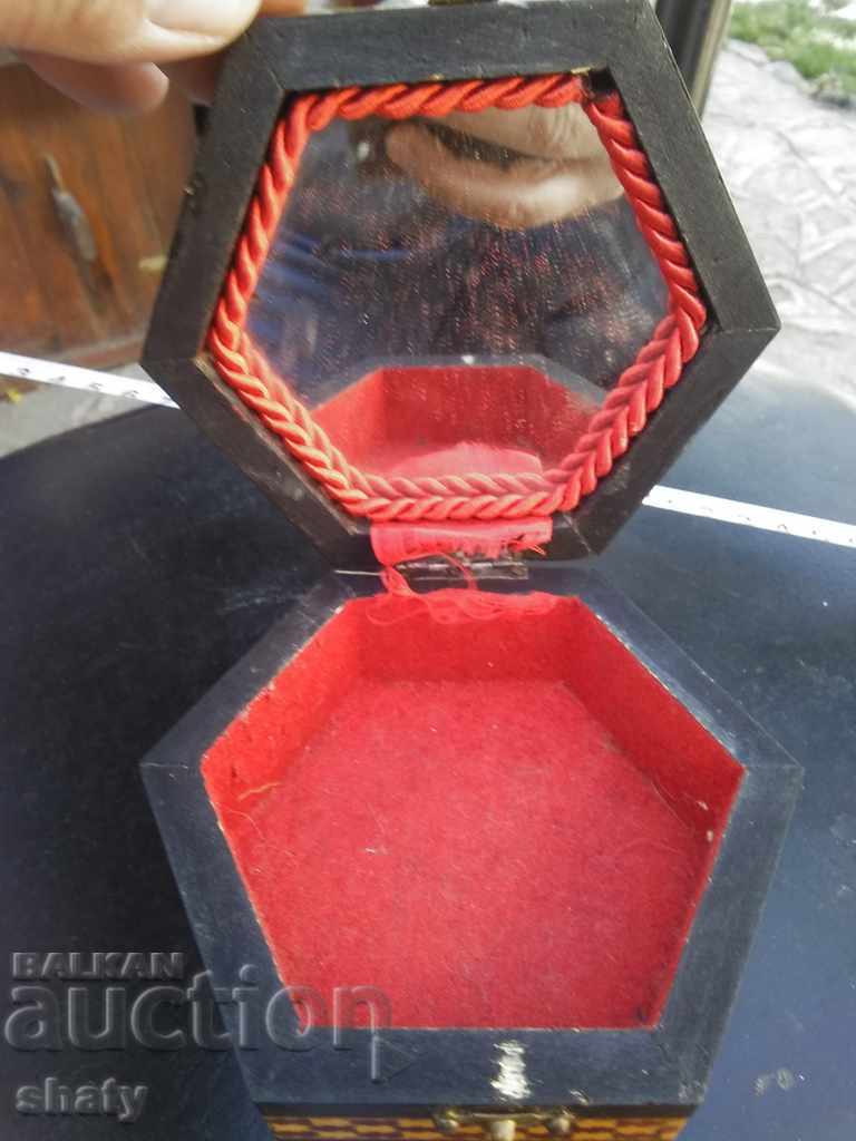 Cutie veche din lemn. Masa de toaleta din lemn. - 6 Cutie veche din lemn. Masa de toaleta din lemn. - 6