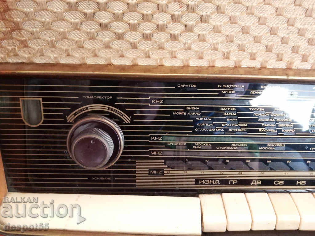 Auction Radio "Melody" - Excellent condition, infinite age. Auction Radio "Melody" - Excellent condition, infinite age.