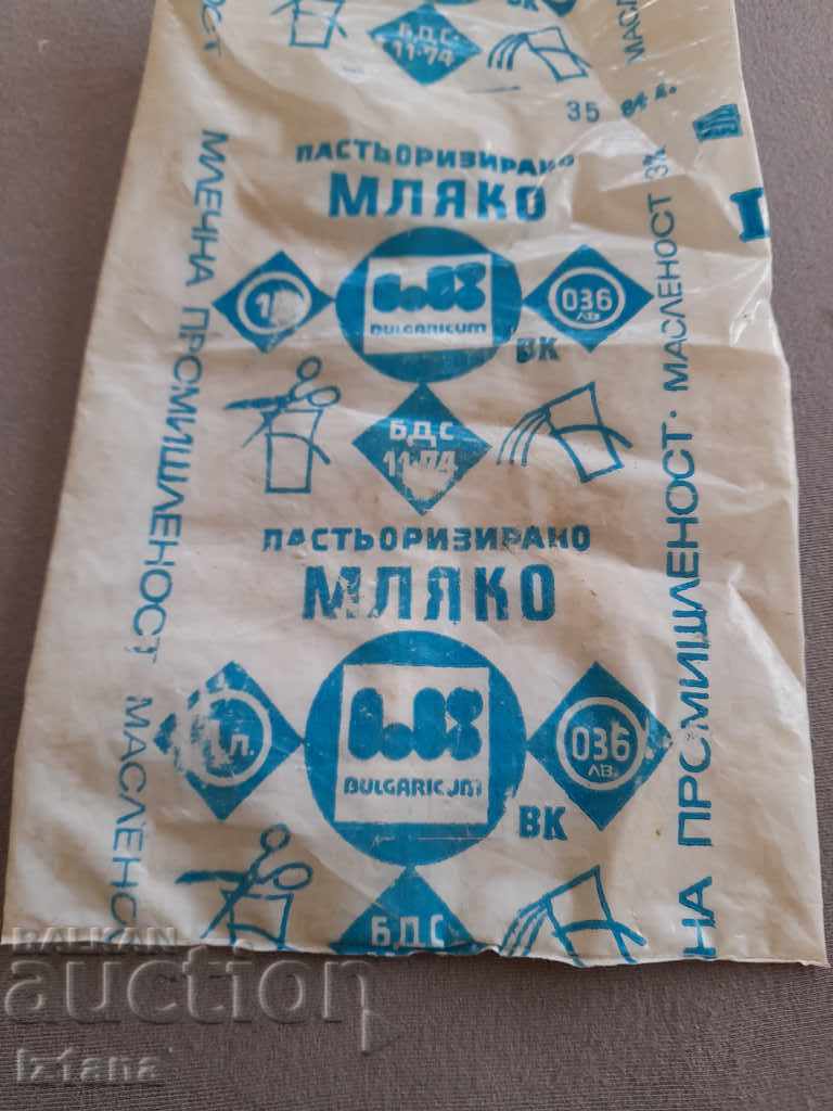 Auction Old packaging of Cow's milk Auction Old packaging of Cow's milk