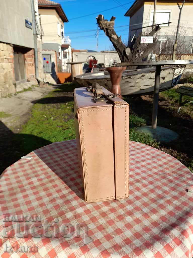 Old suitcase, small suitcase for accessories with price 22.00 BGN | € 11.25 Old suitcase, small suitcase for accessories with price 22.00 BGN | € 11.25