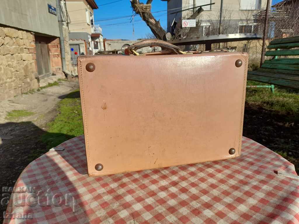 Auction Old suitcase, small suitcase for accessories Auction Old suitcase, small suitcase for accessories
