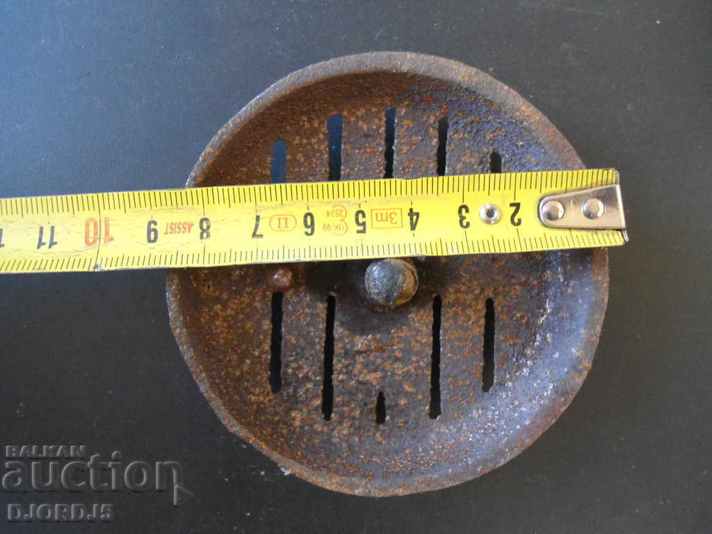 Licitație Aplicare de la o sobă veche de combustibil solid Licitație Aplicare de la o sobă veche de combustibil solid