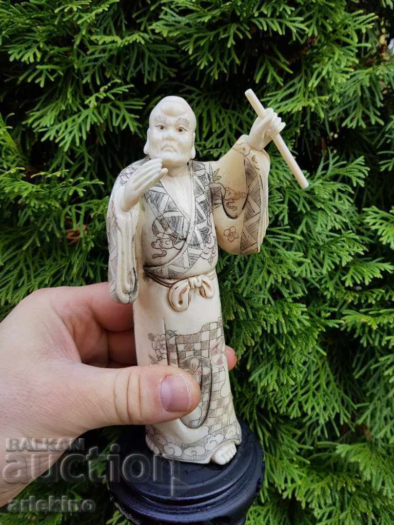 Колекционна японска китайска статуетка от бял кокал