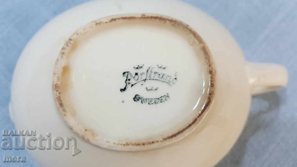 Auction A small porcelain saucer Auction A small porcelain saucer